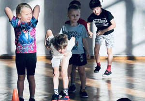 Chłopiec wykonuje rzut piłką