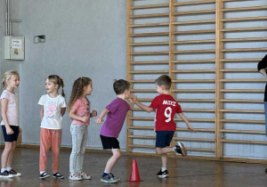 Dzieci biorą udział w wyścigach