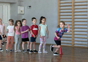 Dziewczynka pokonuje tor przeszkód