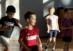 Chłopiec trzyma piłkę