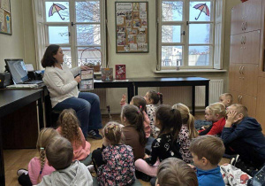 Dzieci słuchają czytania