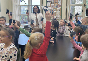 Dzieci pokazują nietoperze