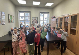 Dzieci pokazują nietoperze