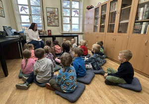 Dzieci słuchają czytania