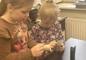 Dziewczynki wykonują nietoperze