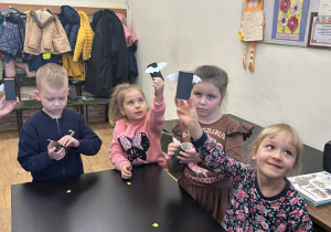 Dzieci pokazują nietoperze