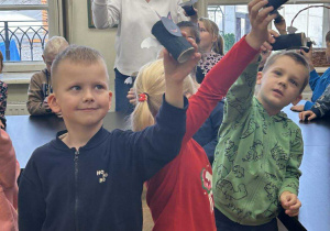 Dzieci pokazują nietoperze