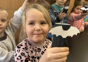 Dziewczynka pokazuje nietoperza