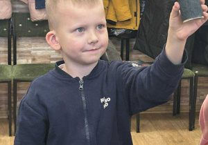 Chłopiec pokazuje nietoperza