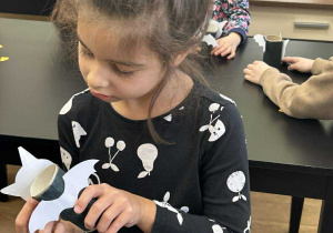 Dziewczynka wykonuje nietoperza