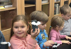 Dziewczynka pokazuje nietoperza