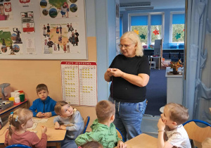 Dzieci poznają podstawy szycia