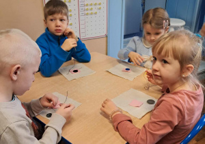 Dzieci podejmują próby samodzielnego szycia