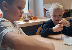 Dzieci podejmują próby samodzielnego szycia