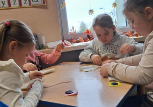 Dzieci podejmują próby samodzielnego szycia