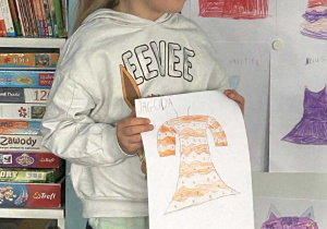 Dziewczynka pokazuje swój projekt