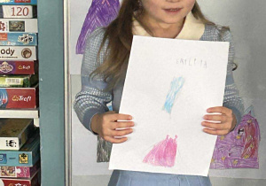 Dziewczynka pokazuje swój projekt
