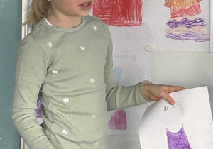 Dziewczynka pokazuje swój projekt