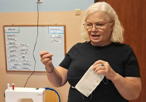 Pani prezentuje sposób szycia