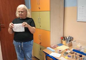 Pani prezentuje sposób szycia