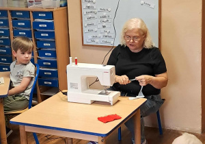 Pani prezentuje sposób szycia