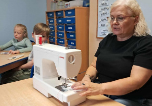 Pani prezentuje sposób szycia