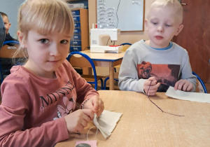 Dzieci podejmują próby samodzielnego szycia