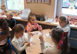 Dzieci podejmują próby samodzielnego szycia