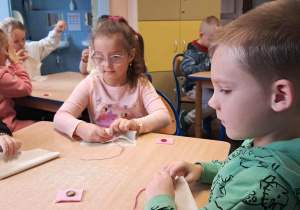Dzieci podejmują próby samodzielnego szycia
