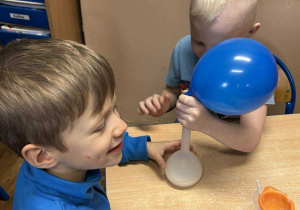 Dzieci wykonują doświadczenie