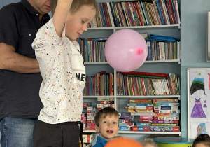 Chłopiec wypuszcza balony