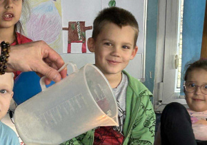 Dzieci obserwują doświadczenie