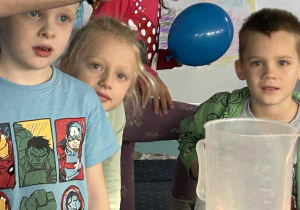 Dzieci obserwują doświadczenie