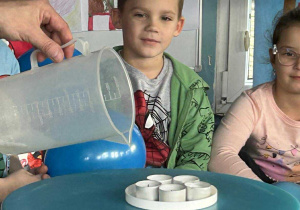 Dzieci obserwują doświadczenie