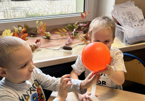 Dzieci wykonują doświadczenie