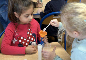 Dzieci wykonują doświadczenie