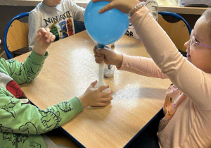 Dzieci wykonują doświadczenie