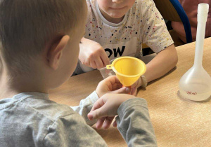 Dzieci wykonują doświadczenie