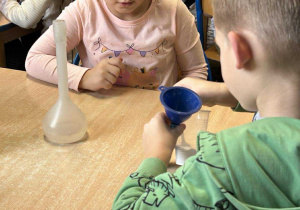 Dzieci wykonują doświadczenie