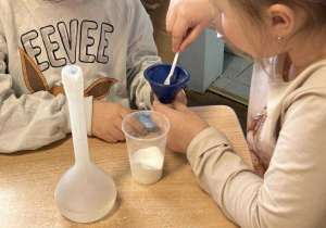 Dzieci wykonują doświadczenie