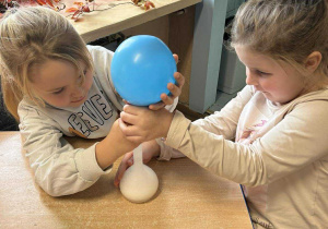 Dzieci wykonują doświadczenie