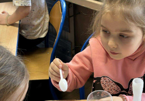 Dzieci wykonują doświadczenie