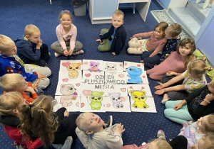 Dzieci prezentują wspólną pracę