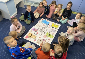 Dzieci prezentują wspólną pracę