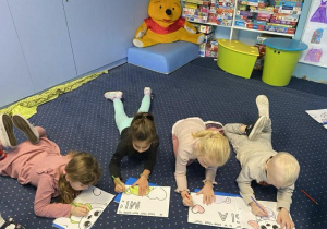 Dzieci kolorują obrazki