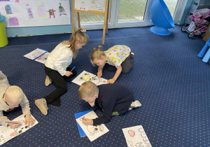 Dzieci kolorują obrazki