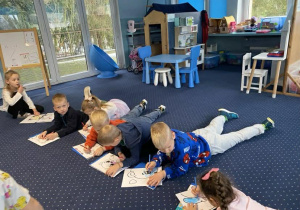 Dzieci kolorują obrazki