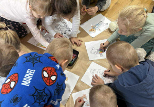 Dzieci kolorują obrazki