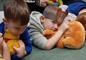 Kuba z misiem słuchają opowieści o misiu.