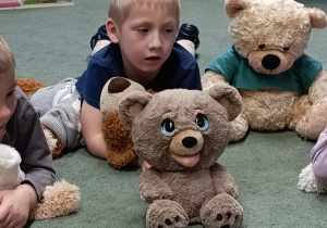 Nikodem z misiem słuchają opowieści o misiu.